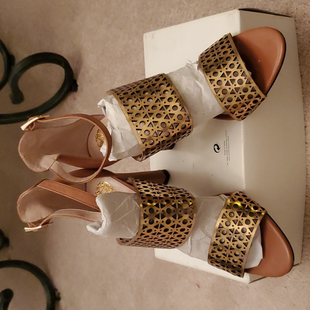 BRAND NEW VINCE CAMUTO GOLD/TAN HEELS - Picture 7 of 8